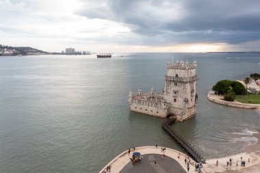 Belem Kulesi hava manzaralı. Lizbon 'daki Tagus Nehri' ndeki kale anıtı. 16. yüzyıldan kalma Torre de Belem tahkimatı bulutlu gökyüzünün altında. Akşam vakti.