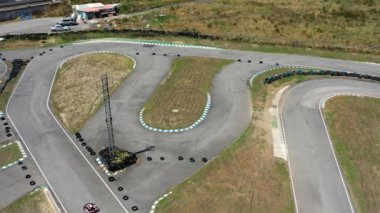Yarış kartı pistinin hava görüntüsü, araba yarışı üst görüntüsü, araba yarışı asfaltı ve eğri Grand Prix sokak pisti, hava manzaralı asfalt yarış pisti.