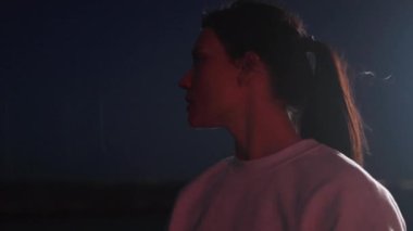 Düşünceli, sportif bir kadın geceleri gökyüzüne bakmıyor. Genç, zinde bir dişi karanlıkta bir şeyler arıyor.. 