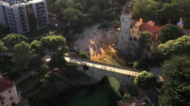 Güneşli bir günde Condes de Castro Guimaraes müzesini ve ağaçları ele geçiren insansız hava aracı. Portekiz 'in Cascais kentindeki tarihi binanın tepesinden..