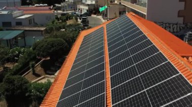İnsansız hava aracı şehrin çatı katındaki güneş panellerini yakalıyor. Konut yapısı yeşil yenilenebilir enerji jeneratörleriyle donatılmıştır.. 