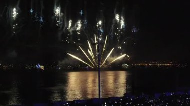 Lizbon, Portekiz yeni yıl arifesini su üzerinde canlı havai fişeklerle kutluyor. Parlak patlamalar suyu yansıtıyor ve gece gökyüzünde çarpıcı bir görüntü yaratıyor.