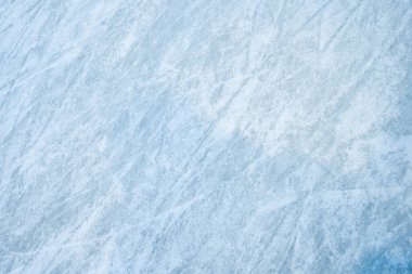 Buz pateni pistinin arka planında görünen buz tabakası kış sporunun özünü gözler önüne seriyor. Buz pistindeki buz dokusu yukarıdan görülebiliyor. Çizik buz tabakasını gösteriyor..