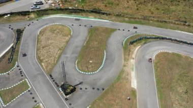 Karting araçlarının yarıştığı go-kart pistinin İHA görüntüleri.