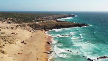 Hava aracı, yaz boyunca resimli okyanus ve engin manzaraları yakalıyor. Güneşli bir günde ünlü varış noktasında manzaralı deniz manzarası