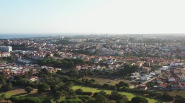 Estoril Portekiz 'in yeşil alan ve şehir altyapısını ele geçirdiği hava görüntüleri yukarıdan doğal ve kentsel manzaranın bir karışımı.