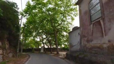 Sintra, Portekiz boyunca giden ve otantik ince yolda giden ilk kişi. POV 'ta bulutlu yolculuk videosu.. 