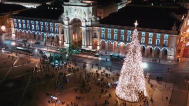 Noel ve Yeni Yıl kutlamaları boyunca Lizbon 'daki Ticaret Meydanı' nda ışıklarla parlayan Noel ağacını gösteren hava görüntülerinde festival ve tatil atmosferinin keyfini çıkaran kalabalıklar görülüyor.