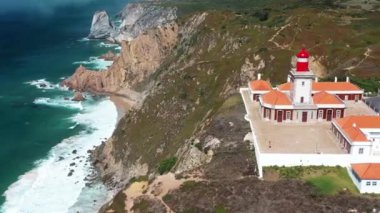 İnsansız hava aracı görüntüleri Avrupa 'nın en batısındaki Cabo da Roca' yı gösteriyor. Simgesel deniz feneri Atlantik Okyanusu ve engebeli uçurumların arka planında dimdik duruyor.