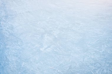 Buz pateni pistinin arka planında görünen buz tabakası kış sporunun özünü gözler önüne seriyor. Buz pistindeki buz dokusu yukarıdan görülebiliyor. Çizik buz tabakasını gösteriyor.. 