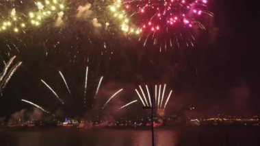 Mutlu Noel havai fişekleri Portekiz, Lizbon 'daki Ticaret Meydanı' nda gece gökyüzünü aydınlatıyor. Bayram kutlamalarında bu ikonik meydanı canlı renkler aydınlatıyor