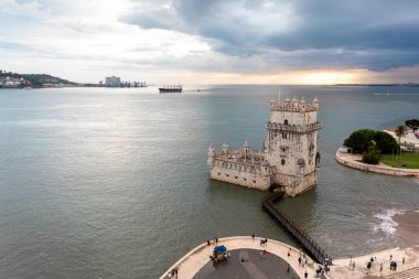 Hava manzaralı Belem Kulesi. Lizbon 'daki Tagus Nehri' ndeki kale anıtı. 16. yüzyıl tahkimatı bulutlu gökyüzünün altında Torre de Belem. 