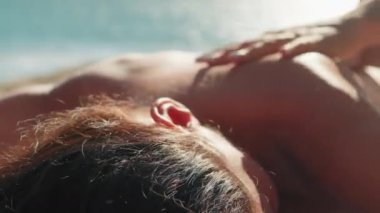 Plaj Kadın Terapisti 'nin deniz sahilinde masaj yaptığı rahatlatıcı anlar.. 