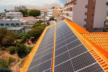 Şehrin çatı katındaki hava manzaralı güneş panelleri. Konut yapısı yeşil yenilenebilir enerji jeneratörleriyle donatılmıştır.. 