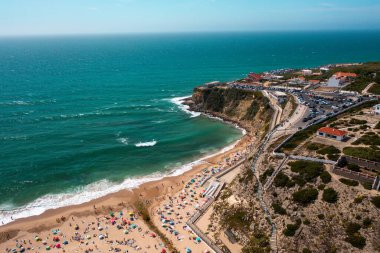 Manzaralı deniz manzarası ve Magoito Sahili 'ndeki kayalık uçurumların insansız hava aracı görüntüleri. Gündüz vakti Portekiz 'in Sintra kentindeki ünlü varış noktasından. 