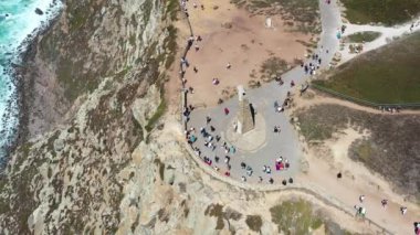 Hava görüntüsü, Avrupa 'nın en batı noktası olan Cabo da Roca' yı keşfeden turist kalabalığını yakalıyor. İkonik anıt, nefes kesici manzaranın tadını çıkarırken duruyor.