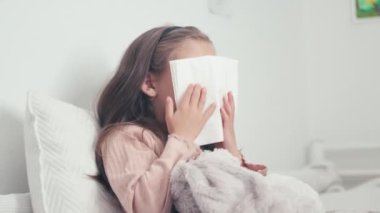 Hoş bir kız, akmış burnunu silip evdeki yatak odasındaki dokulara hapşırıyor. Soğuk algınlığı ve grip yüzünden acı çekiyor.