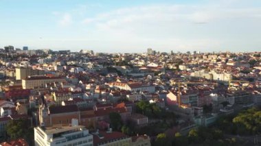 Güneşli bir günde gökyüzüne karşı kalabalık şehir manzarasının insansız hava aracı görüntüleri. Geniş arazi, şehirdeki konut binalarıyla kaplıdır. 