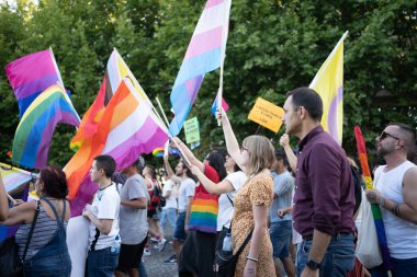 Lizbon, Portekiz. 17 Haziran 2023 Eşcinsel Erkekler ve Kadınlar Grubu sokakta geçit töreninde gökkuşağı bayrakları taşıyor. Erkek ve kadınlar güneşli bir günde LGBTQ haklarını kutluyorlar.. 