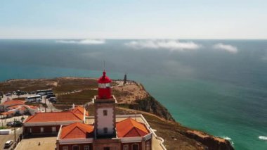 Cabo da Roca Deniz Feneri 'ni okyanus ve bulutlarla çevrili dairesel bir perspektiften yakalayan çarpıcı insansız hava aracı yolculuğu. Sinema kalitesi bu fevkalade yerin ihtişamını ortaya çıkarıyor.