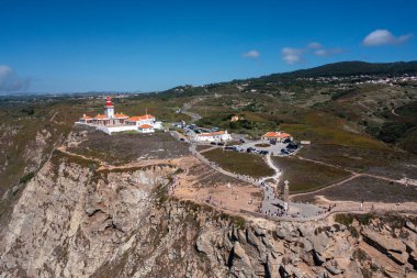 Çarpıcı insansız hava aracı görüntüsü Portekiz 'deki yüksek uçurumlara tünemiş ikonik Cabo da Roca deniz fenerini yakalıyor. Anakaranın en batı noktasındaki engebeli manzaralara bakıyor. 