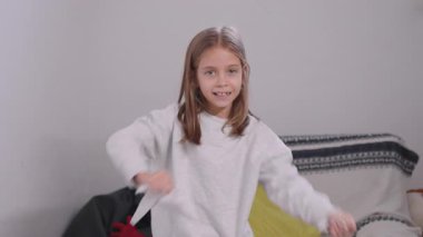 Yaramaz kız kâğıdı yırtıp evdeki havaya fırlatıyor. Yüzsüz ifadeyle eğlenceli bir karmaşa yaratıyor.