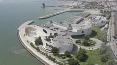 Belem, Lizbon, Portekiz 'deki Tagus Nehri boyunca uzanan Champalimaud Vakfı' nın hava manzarası modern mimari ve çevre manzaraları gösteriyor.