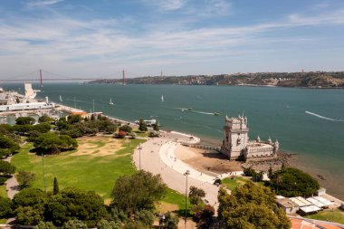 Belem Kulesi 'nin hava aracı görüntüsü, Lizbon' a açılan eski geçit, arkasında 25 de Abril Köprüsü var. Portekiz 'in Tagus Nehri üzerindeki tarihi UNESCO simgesi