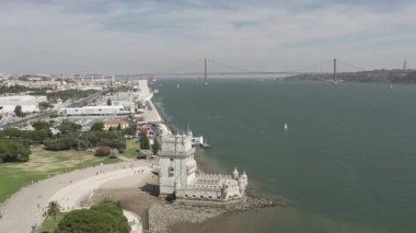 Belem Kulesi 'nin ve Lizbon' daki Tagus Nehri üzerindeki 25 de Abril asma köprüsünün insansız hava aracı görüntüleri ikonik simgeleri ve manzaralı rıhtım manzarasını gözler önüne seriyor.