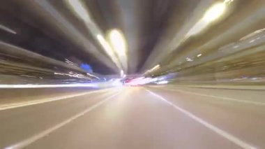 Gece yolundaki araba yolculuğunun zaman aşımına uğraması, şehir ışıklarından gelen bulanık ışık yollarını yakalamak ve geçen araçları dinamik bir görsel efekt olarak algılamak.