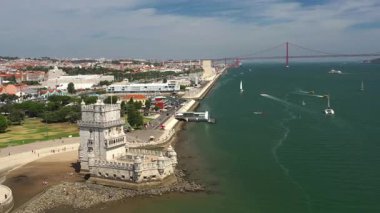 Belem Kulesi 'nin ve Lizbon' daki Tagus Nehri üzerindeki 25 de Abril asma köprüsünün insansız hava aracı görüntüleri ikonik simgeleri ve manzaralı rıhtım manzarasını gözler önüne seriyor.