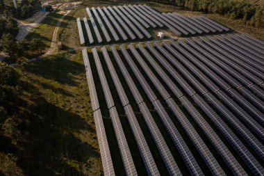 Yeşil enerjiyi doğayla harmanlayan, elektrik enerjisini sağlayan, yenilikleri ve ekolojik dengeyi sembolize eden alanlardaki güneş panellerinin hava aracı görüntüsü