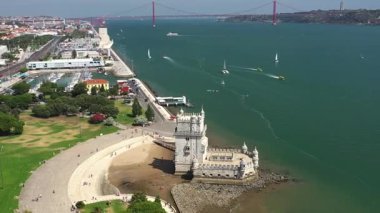 Belem Kulesi 'nin ve Lizbon' daki Tagus Nehri üzerindeki 25 de Abril asma köprüsünün insansız hava aracı görüntüleri ikonik simgeleri ve manzaralı rıhtım manzarasını gözler önüne seriyor.