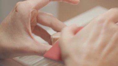 Silikon bebek kafasını rafine etmek için ellerin kapatılması düz doku için bez kullanılması, atölyedeki gerçekçi bebek yapma sürecinin bir sonraki aşaması için model hazırlanması