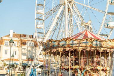 Aileler renkli süslemelerle dolu Cascais Noel pazarındaki neşeli atmosferin tadını çıkarıyorlar..