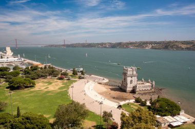 Belem Kulesi 'nin hava aracı görüntüsü, Lizbon' a açılan eski geçit, arkasında 25 de Abril Köprüsü var. Portekiz 'in Tagus Nehri üzerindeki tarihi UNESCO simgesi 