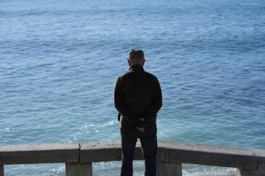 Yaşlı bir adamın setin üzerinde tek başına dikilip denizi arkadan izlediğini görmek. Duruşu hüznü, yalnızlığı ve yaşlanmanın yalnızlığını yansıtıyor. 
