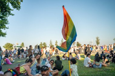 Lizbon, Portekiz 17 Haziran 2023 Kalabalıklar, neşeli ve renkli bayraklarla dolu LGBT gay geçit törenini kutlamak için güneşli bir parkta toplandı.