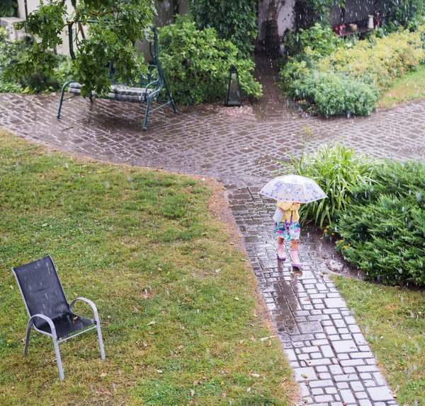 Двір Під Дощем Маленькою Дівчинкою Під Парасолькою Йде Сильний Дощ — стокове фото