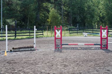 Sahada iki binicilik sporu kapısı.