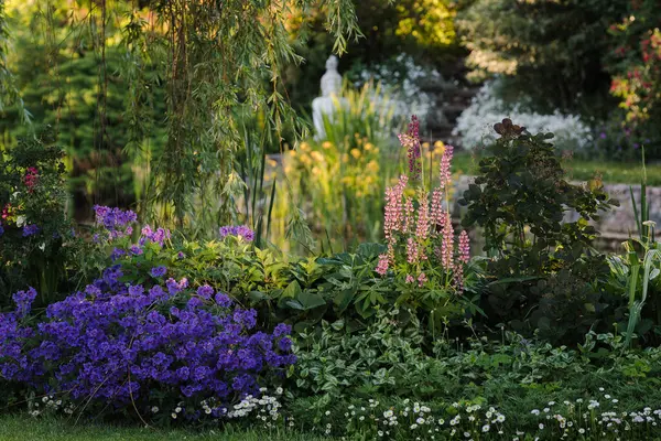 Çiçekler ve bitkiler farklı, seçici bir odak noktası var. Arkaplan bulanık.