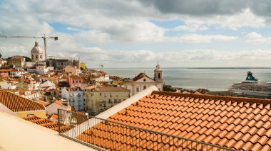 Lizbon, Portekiz - 10 / 04 / 2019: Lizbon 'un Alfama bölgesinin Jardim Jlio de Castilho bölgesinin arka planında Tagus Nehri ve rıhtımdaki yolcu gemileri bulunan üst görüntüsü.