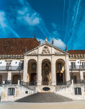 Coimbra / Portekiz - 10.02.2019: Coimbra Üniversitesi 'ne giriş. 1290 yılında kurulan üniversite, mavi gökyüzünün arka planına karşı dünyanın en eski ve sürekli faaliyet gösteren üniversitelerinden biridir..