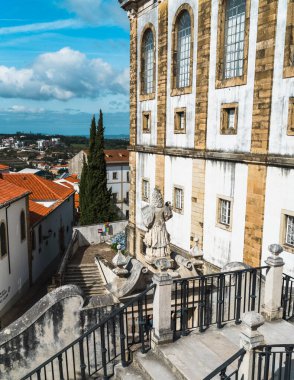 Coimbra / Portekiz - 10.02.2019: Portekiz 'in en eski üniversitesi olan Coimbra Üniversitesi' nin Ioannina Kütüphanesi 'nin girişi..