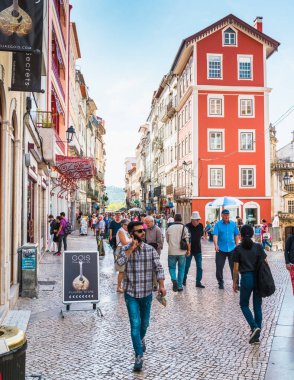 Coimbra / Portekiz - 10.02.2019: Güneşli havalarda eski kasabanın yaya bölgesi, bir sürü insan yürüyor, güzel evler.