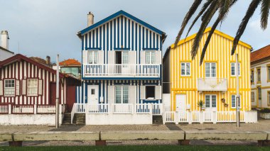 Aveiro / Portekiz - 10 / 01 / 2019: Costa Nova plajı ahşap evleri farklı renklerle boyanmış.