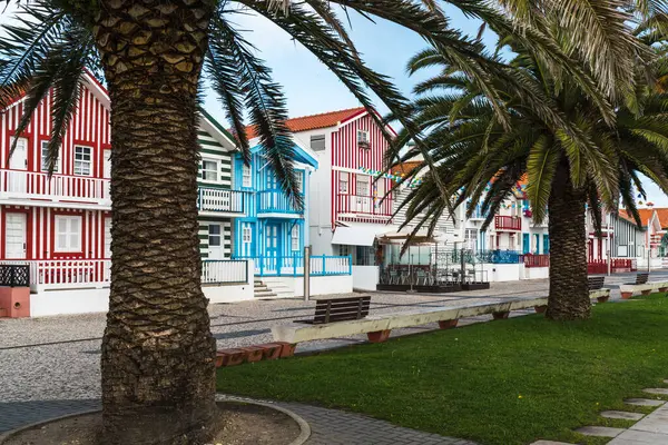 Aveiro / Portekiz - 10 / 01 / 2019: Costa Nova plajı ahşap evleri farklı renklerle boyanmış.