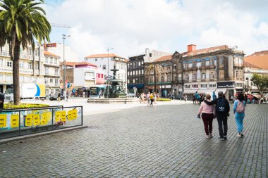 Porto / Portekiz - 10.01.2019: Aslan çeşmesi ve palmiye ağaçlarıyla her gün meydanda insanlar yürüyor, güneşli bir gün.