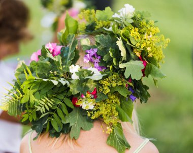 Başında yaz gündönümü tacı, el yapımı, odak noktasında bireysel detaylar, güneşli yaz günü.