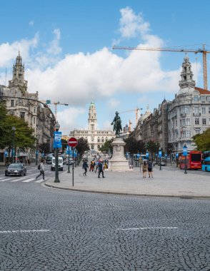 Porto, Portekiz - 10 / 01 / 2019: Yukarıda Porto Belediye Binası, sağda BBVA Bankası, Kral IV. Peter heykeli ile Liberdades Meydanı.